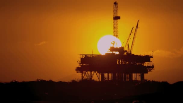 Plataforma petrolífera en el mar al atardecer — Vídeos de Stock