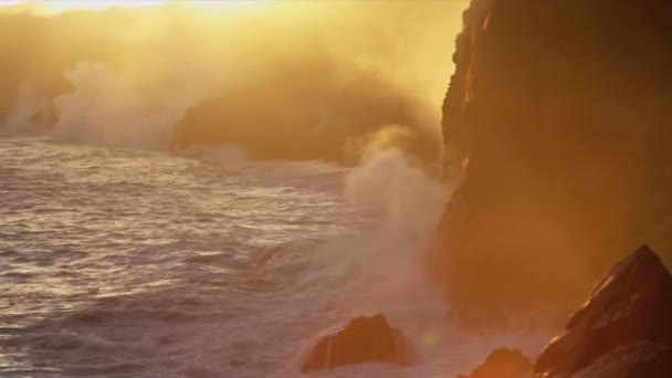 El vapor de lava hirviendo fluye junto a rocas costeras dentadas — Vídeo de stock