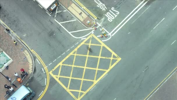 Road traffic and pedestrians crossing city — Stock Video