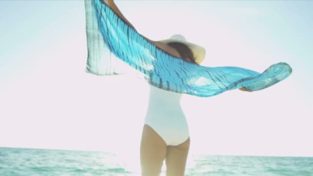 Jovem do sexo feminino desfrutando de estilo de vida de praia de luxo — Vídeo de Stock