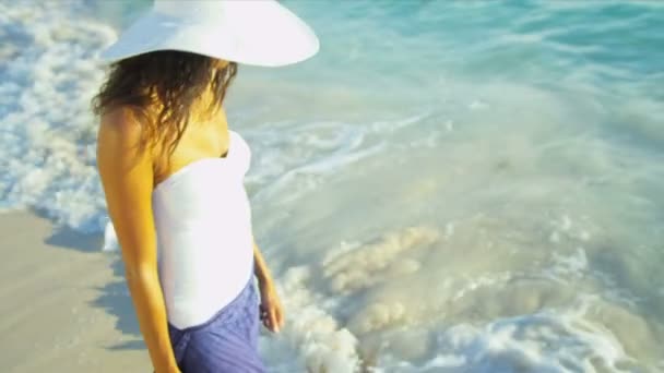 架空女孩白色泳衣围裙岛海滩 — 图库视频影像