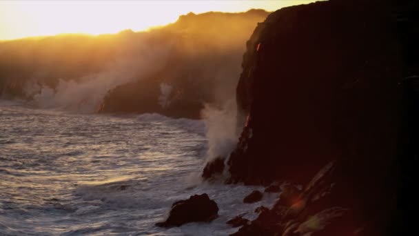 Glühende Lava stürzt über karge Landschaft ins Meer — Stockvideo