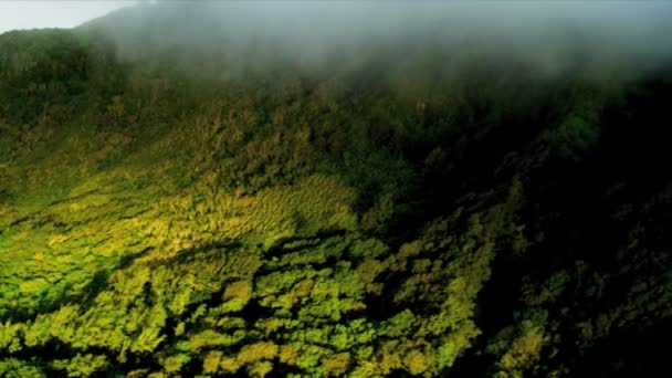 雨の雲の火山の崖の空中写真 — ストック動画
