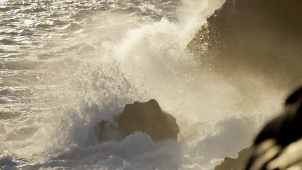 Vapor ondulado lava cayendo olas del océano — Vídeos de Stock