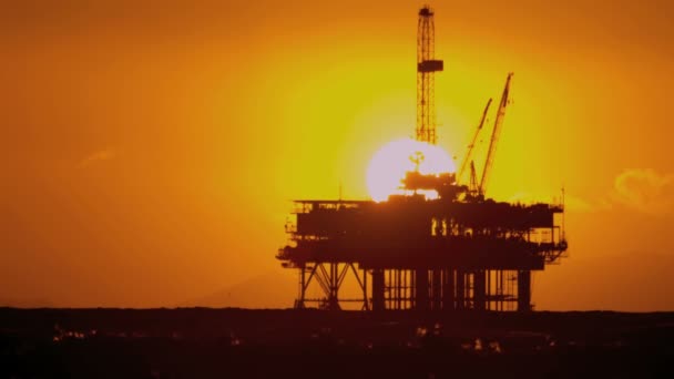 Plataforma petrolífera en el mar al atardecer — Vídeos de Stock