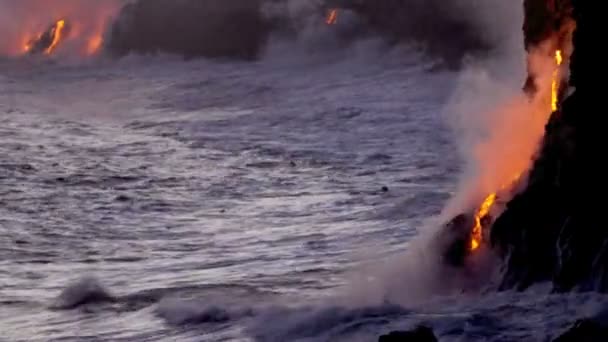 Lava derretida que despeja nas águas do oceano — Vídeo de Stock