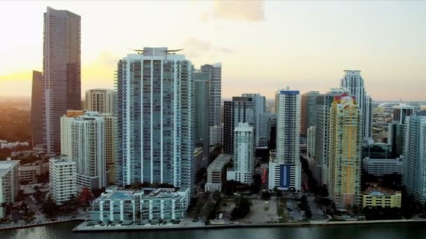 Vista aérea costera de condominios de lujo, Miami — Vídeo de stock