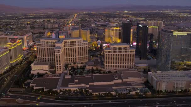 Las Vegas avec des Hôtels et Casinos éclairés — Video