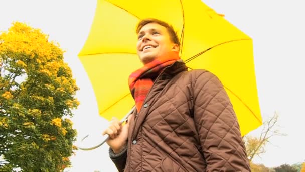 Homme à l'abri de l'environnement — Video