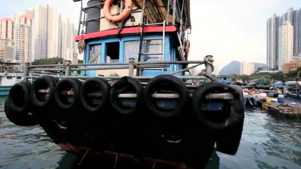 Skräp, Sampans vid vattnet i Aberdeen Harbour — Stockvideo