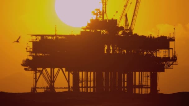 Olieplatform in de zee bij zonsondergang — Stockvideo