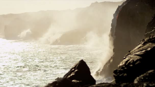 滚滚蒸汽熔岩坠入海洋波浪 — 图库视频影像