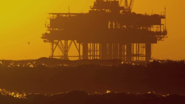 Olieplatform in de zee bij zonsondergang — Stockvideo