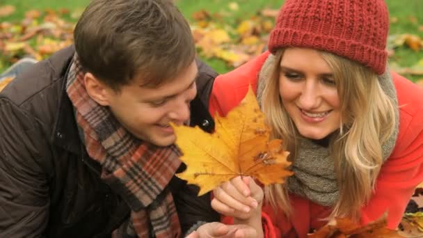 Couple caucasien recueillant des souvenirs dans le parc — Video