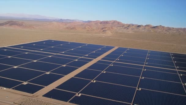 Energía solar Granja que produce energía concentrada — Vídeo de stock