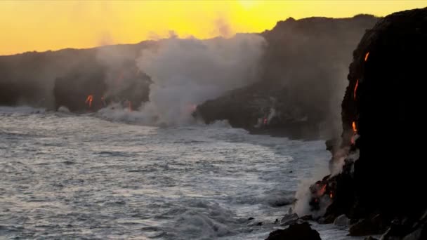 蒸汽从熔岩流在岸边的岩石旁边 — 图库视频影像