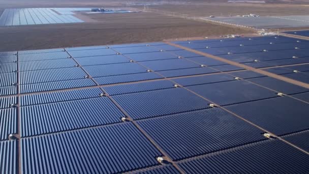 Energía solar Granja que produce energía concentrada — Vídeos de Stock