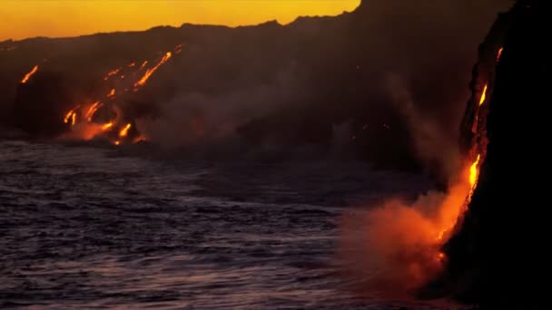 Vapor de lava fluye junto a rocas costeras — Vídeo de stock