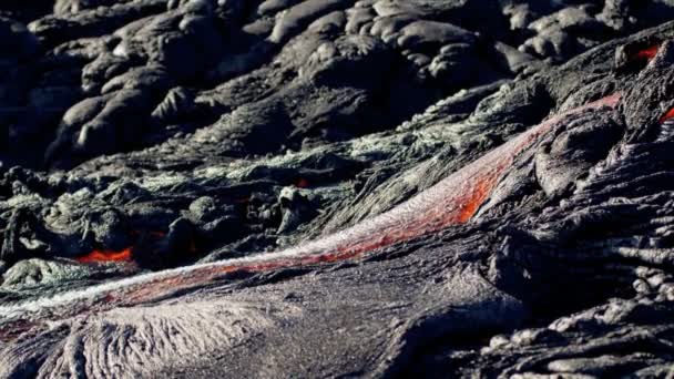Destructieve stroom van hete vulkanische lava — Stockvideo