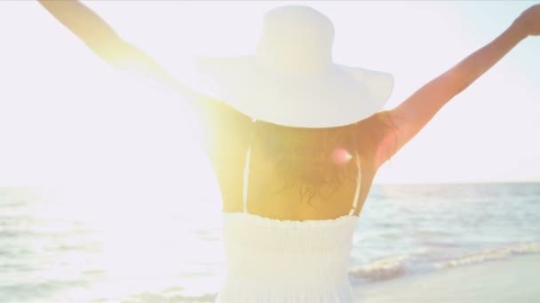 Meisje in het wit vieren op tropisch strand — Stockvideo