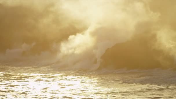 Lava derretida que despeja no oceano ao pôr do sol — Vídeo de Stock