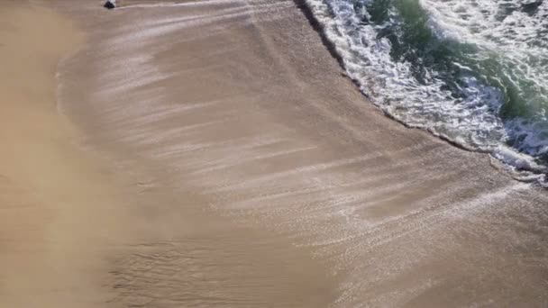 Ondas oceânicas suaves batendo na praia arenosa — Vídeo de Stock