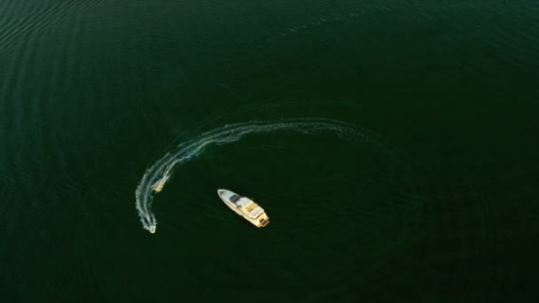 Vista aérea del yate en Biscayne Bay, sur de Florida — Vídeos de Stock