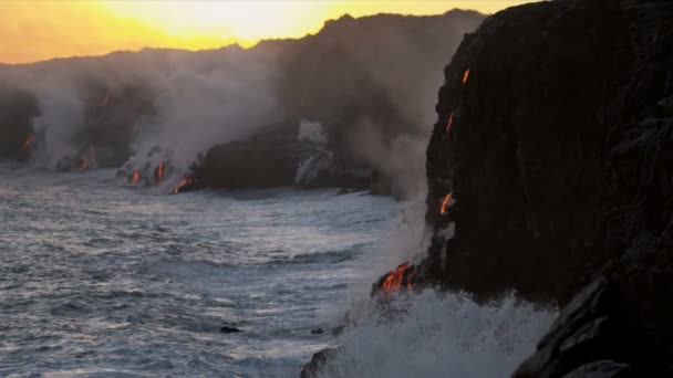 Vapor de lava fluye junto a rocas costeras — Vídeo de stock