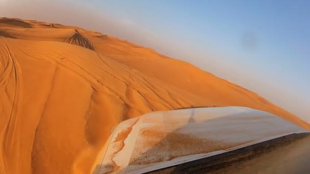 Off road vehicle on desert dune — Stock Video