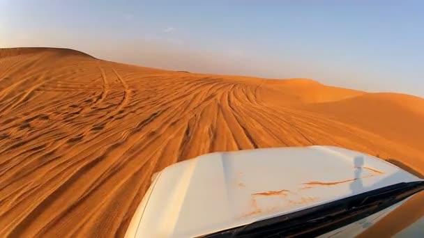 Veículo fora de estrada dirigindo em terreno deserto — Vídeo de Stock