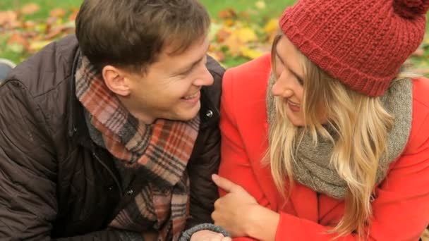 Casal amoroso no parque Outono — Vídeo de Stock