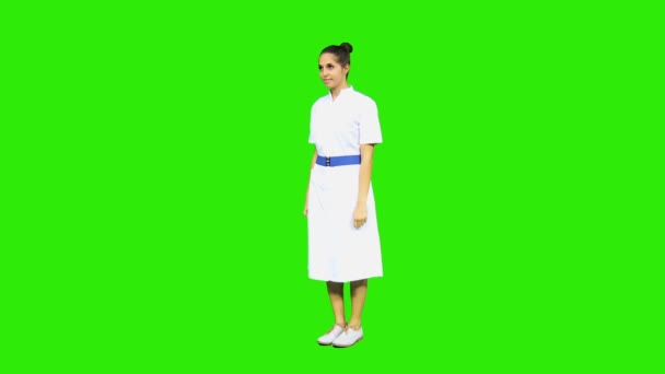 Медсестра в белой форме стоя — стоковое видео