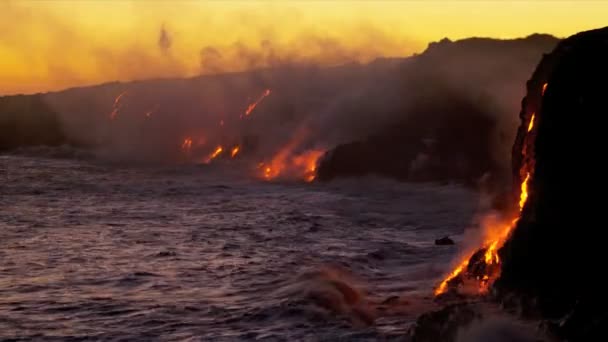 Vapeur des coulées de lave à côté des roches côtières — Video