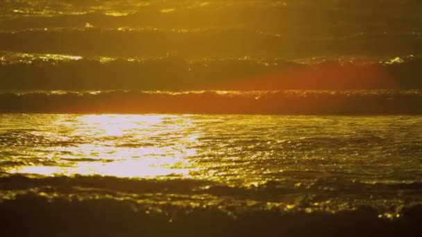 Zachte golven onder licht van zonsondergang — Stockvideo