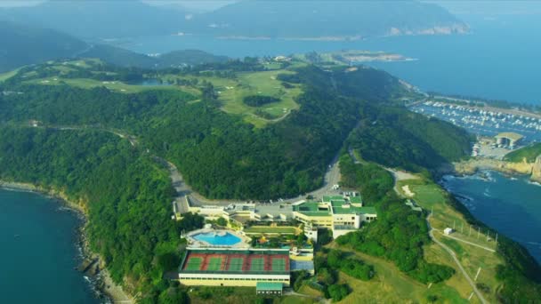 Luchtfoto kust vakantie golfbaan Hongkong — Stockvideo