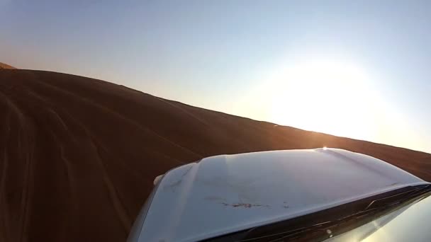 Veículo fora de estrada na duna do deserto — Vídeo de Stock