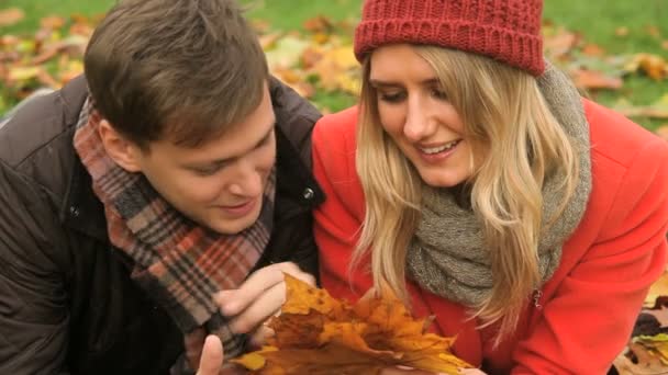 Jeune couple caucasien dans le parc jour d'automne — Video