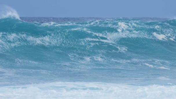 Olas de mar grandes — Vídeo de stock