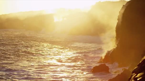 Vapor de lava fluye junto a rocas costeras — Vídeos de Stock