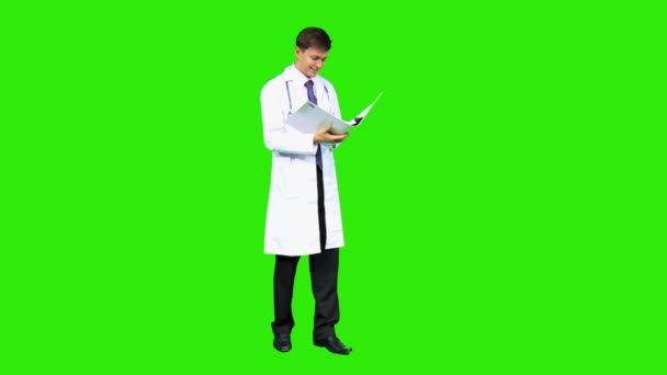 Ayakta beyaz hastane doktor — Stok video