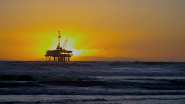 Rig oljeplattform i solnedgången — Stockvideo