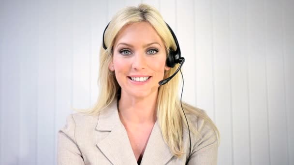 Membro da equipe usando fone de ouvido para se comunicar com colegas — Vídeo de Stock