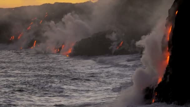 Vapore dai flussi di lava lungo le rocce costiere — Video Stock