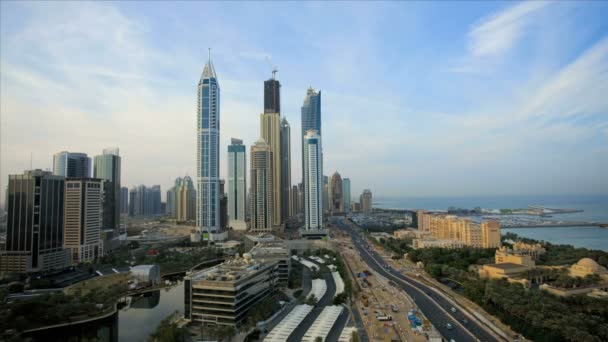 Média és Internet city felhőkarcoló — Stock videók