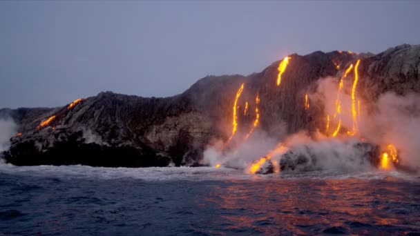 Volcanic lava pouring into ocean — Stok video