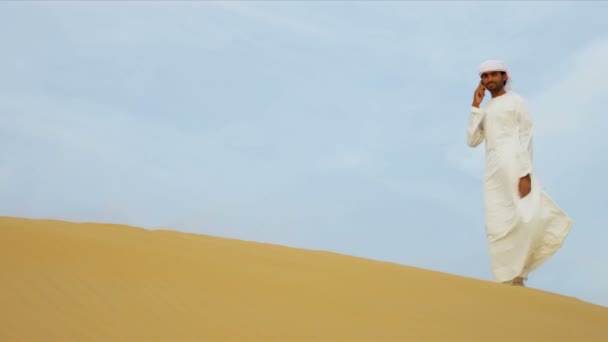 Hombre árabe usando el teléfono inteligente n desierto — Vídeos de Stock