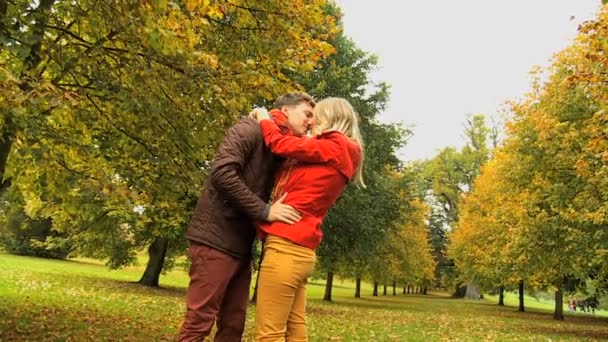Casal branco compartilhando beijo ao ar livre Park — Vídeo de Stock