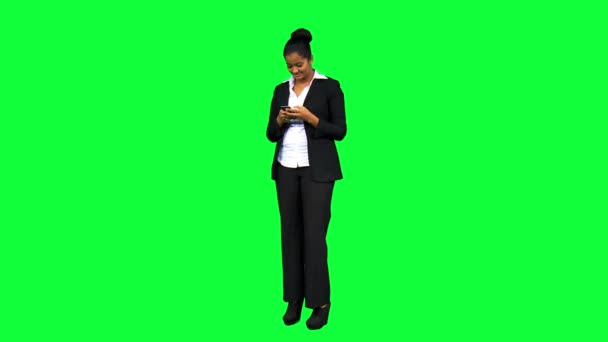 Affärskvinna med smart telefon teknik — Stockvideo