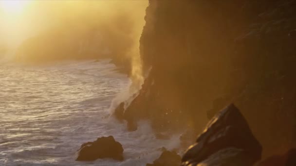 蒸汽从熔岩流在岸边的岩石旁边 — 图库视频影像