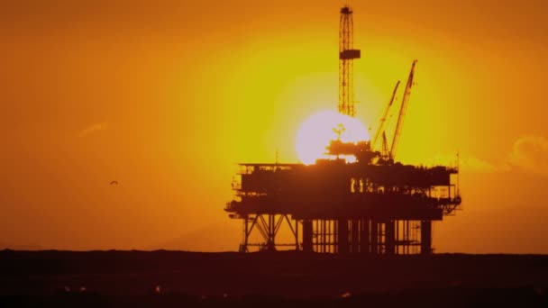 Oil platform in the sea at sunset — Stock Video